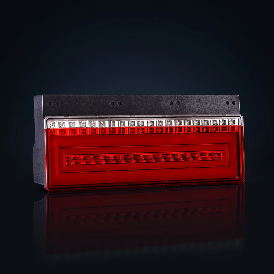 OIRAN OTO full-size LED tail lamp for 24V Japanese trucks, front view of the lens